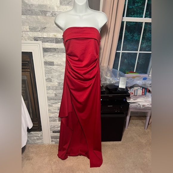 Elegant Strapless Red Evening Gown – Size M (NWOT) - Picture 4 of 7